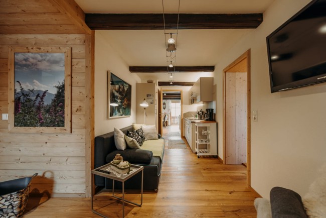 Einrichtung mit Vollholz und stilvollen Elementen im Unterbichl