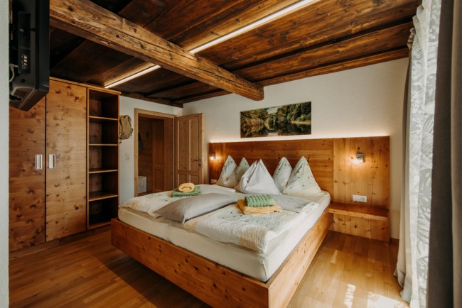 Schlafzimmer mit Vollholz