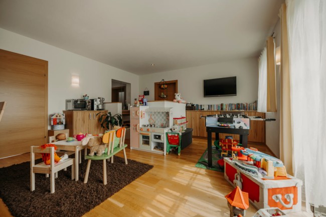 Spielzimmer mit Büchern für die kleinen Gäste